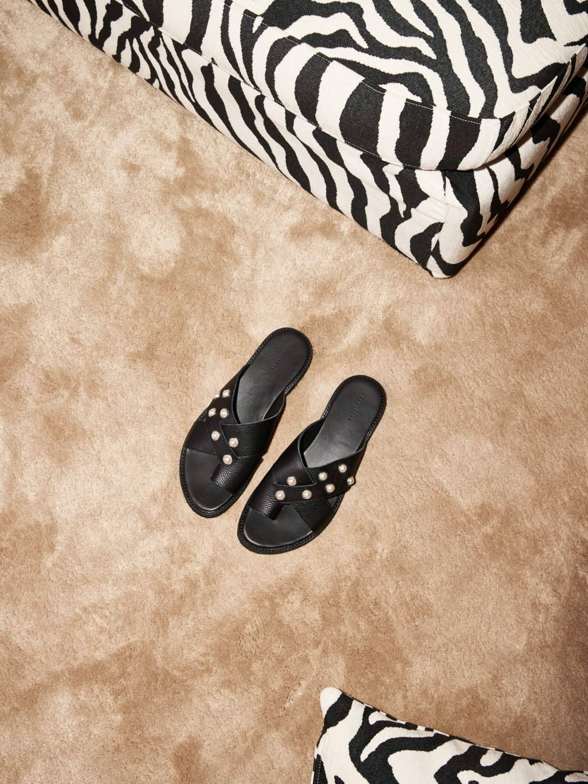 The Mette Black Leather with Pearls