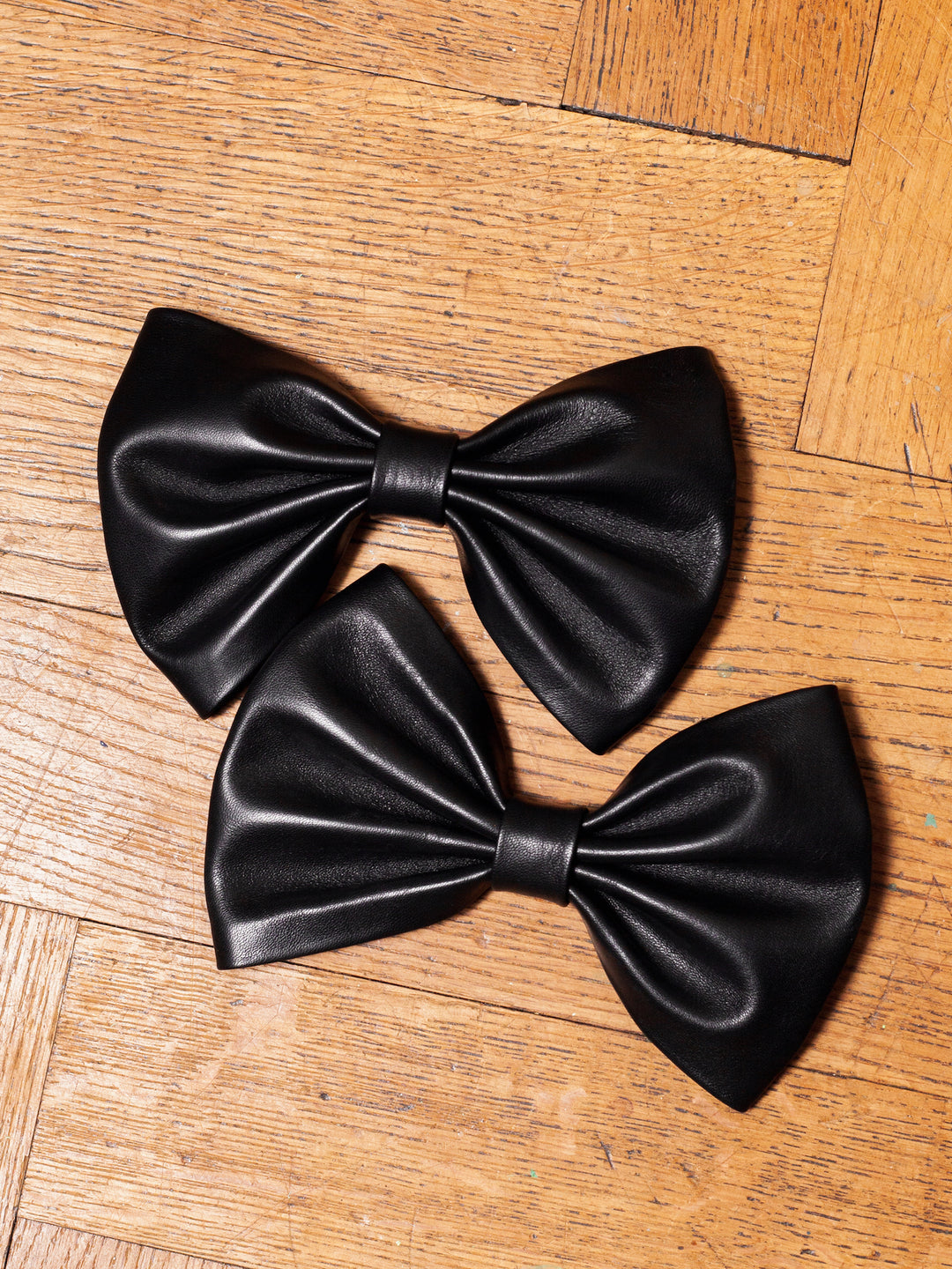 Blankens clip-on bows in black leather