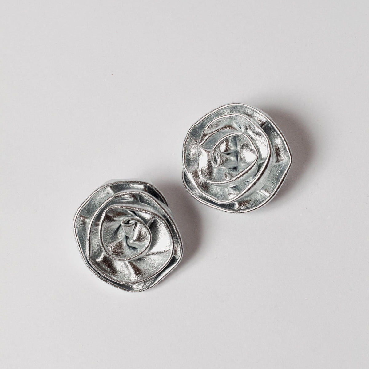 Blankens Clip On Roses in Silver Leather