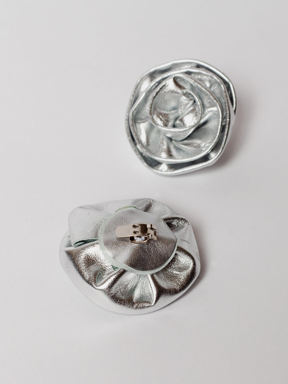 Blankens Clip On Roses in Silver Leather