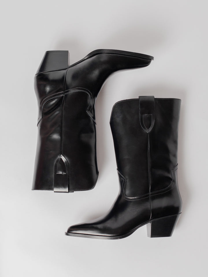 Blankens The Sedona cowboy boot in black leather with pointed toe. Comfortable heel. Fall winter boots. 