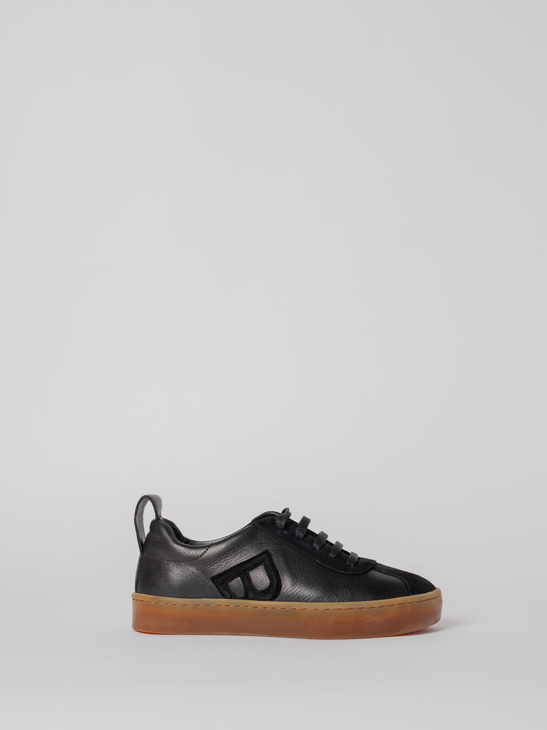 Blankens The Elin Black Sneaker with brown rubber sole and B-detail