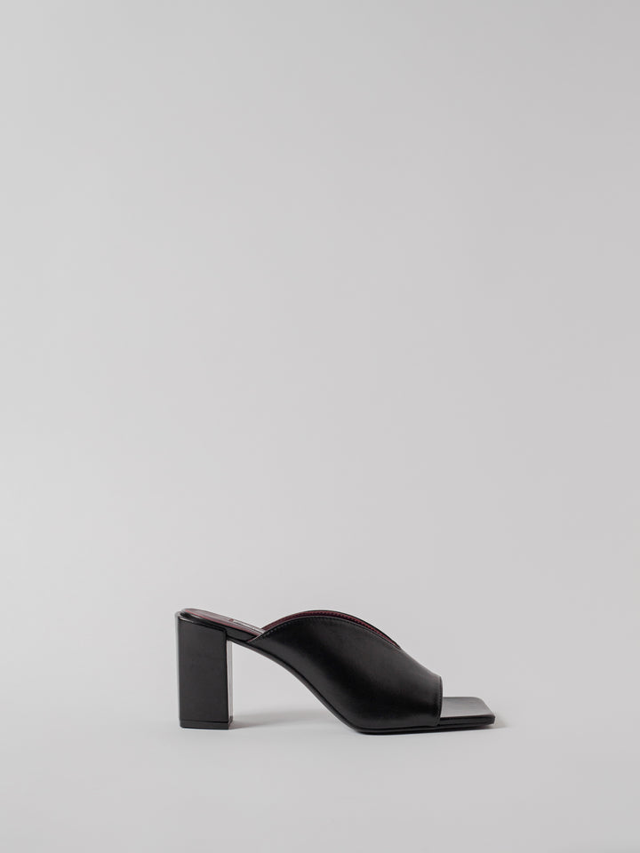 Blankens The Nooshi Black heels with V shaped front