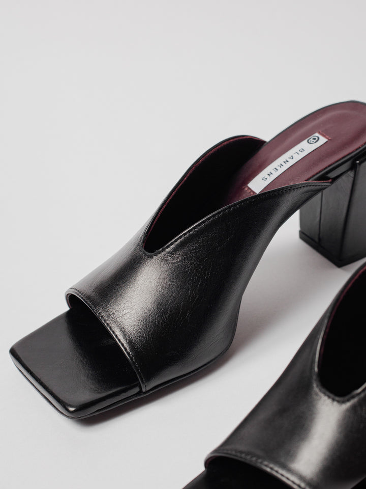 Blankens The Nooshi Black heels with V shaped front