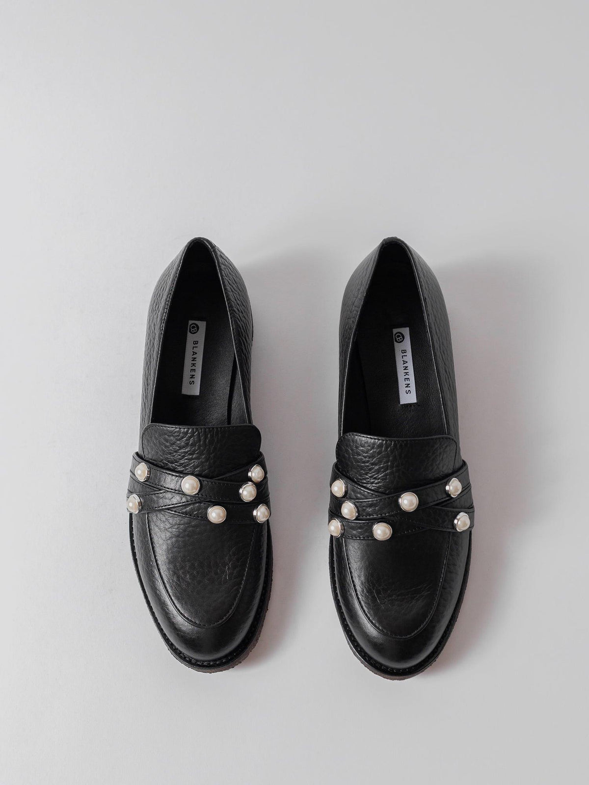 Blankens The Ebba black loafer with pearls