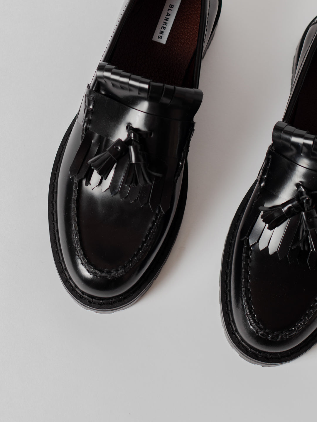 Blankens The Amal black loafer in leather with leather tassel in black detailed picture of the front and tassel. Blankens The Amal black loafer in leather with leather tassel in black. European leather sole in a rubber mix