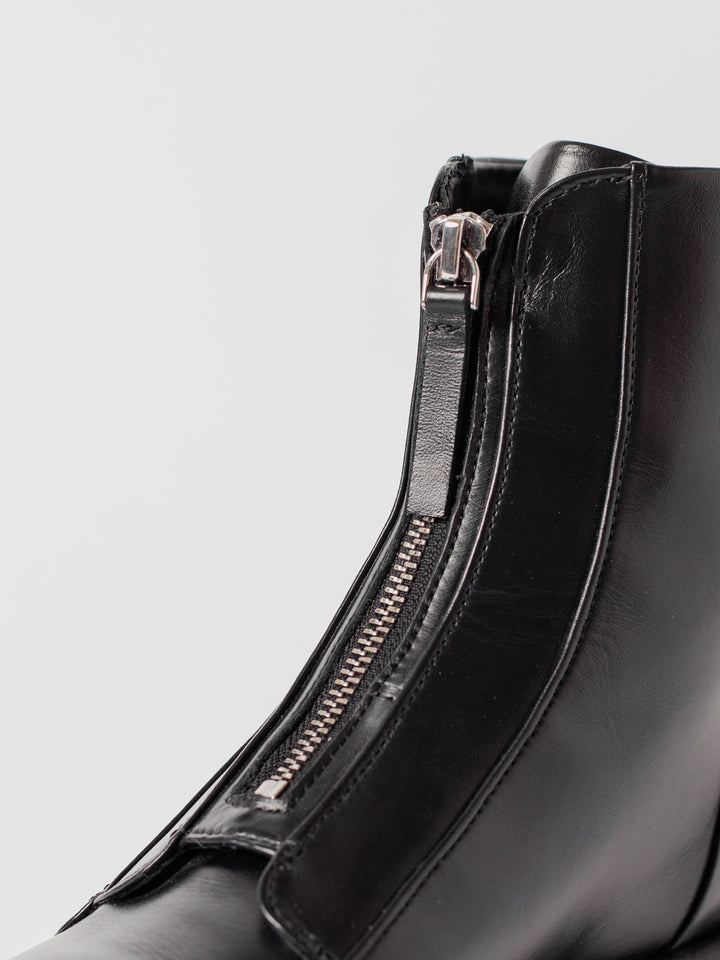 Blankens The Thilda. chunky sole, zipper in front. black leather.  detail photo of front zipper