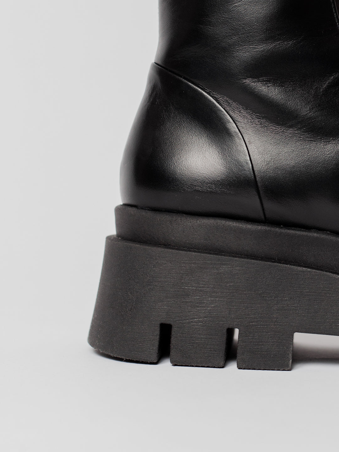 Blankens The Thilda. chunky sole, zipper in front. black leather. detail photo of chunky sole