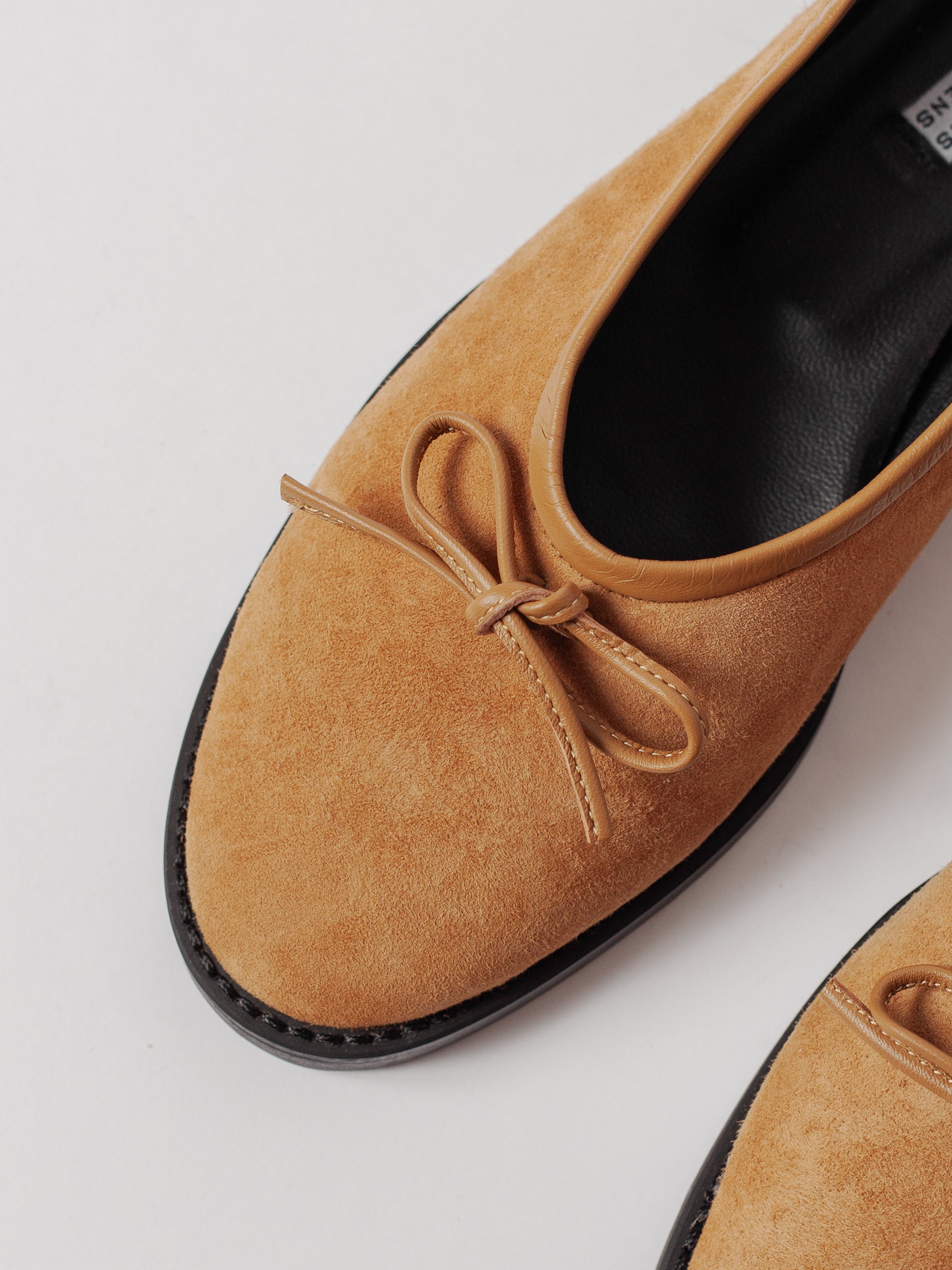 THE COCO FLAT CAMEL SUEDE