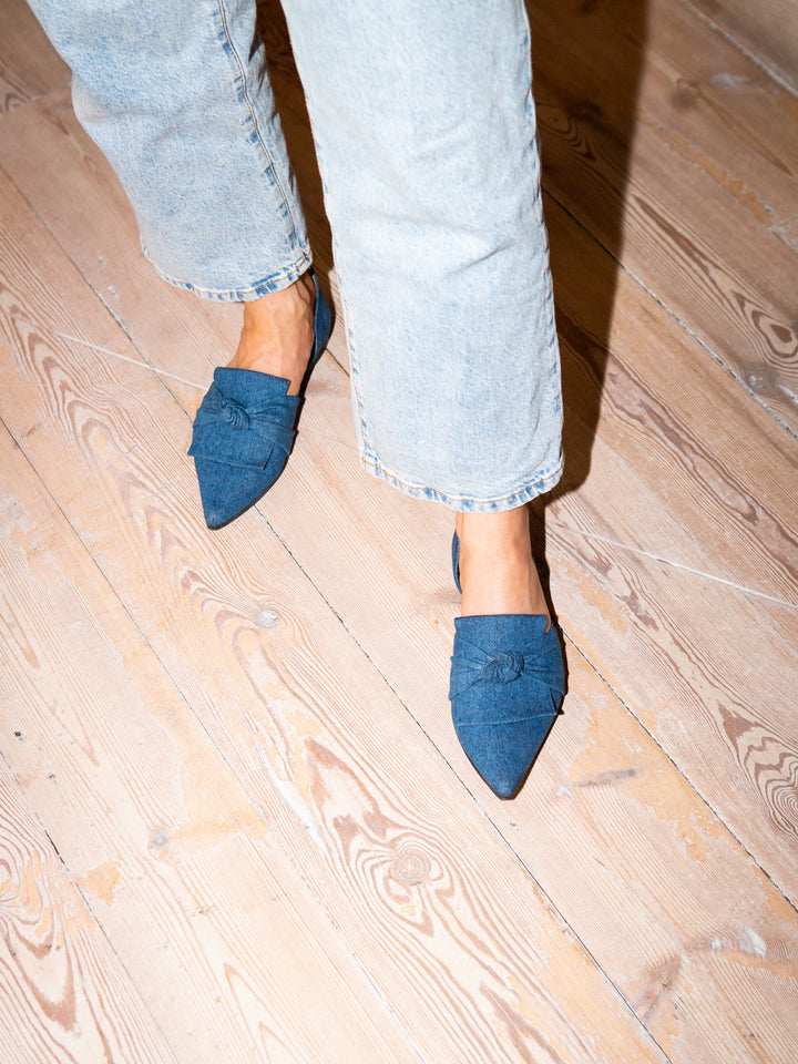 Blankens model wearing The Daria, pointy-toe flats in cotton denim. inner lining in black chrome-free leather. 