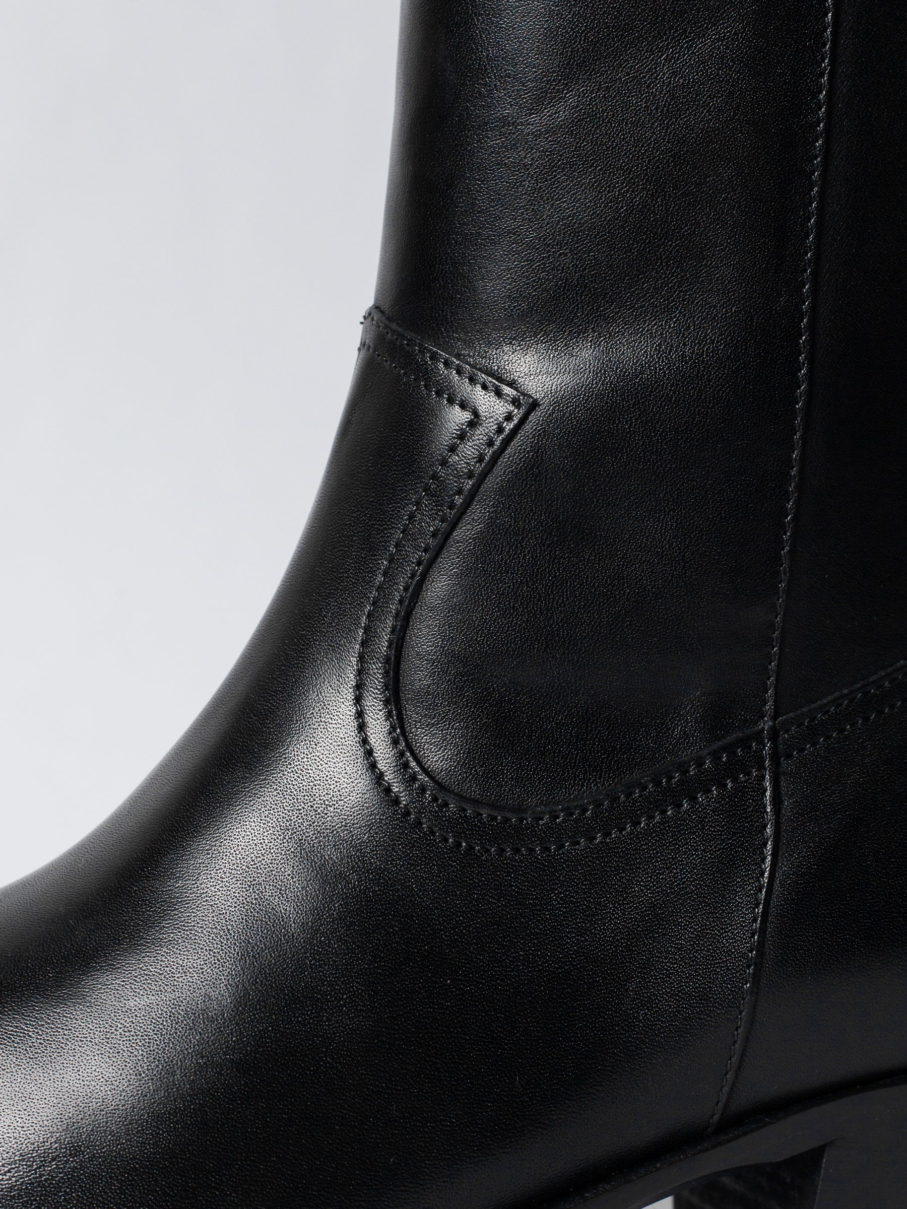 THE ALVA BLACK ZIPPER BOOT