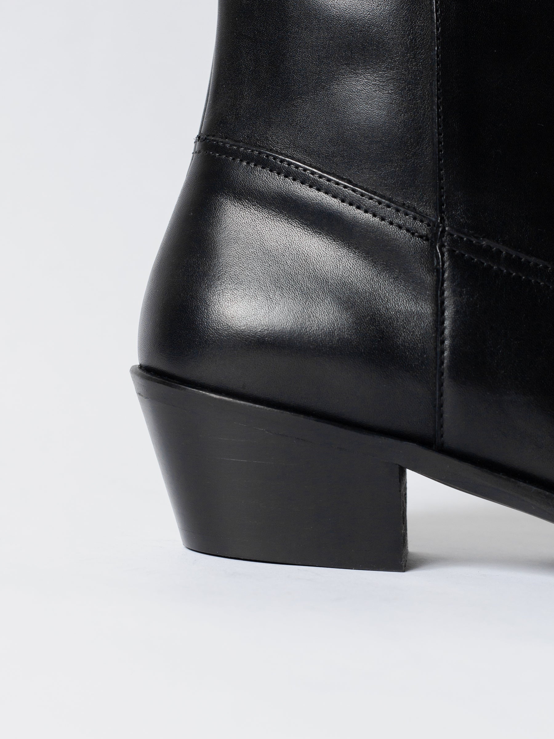THE ALVA BLACK ZIPPER BOOT