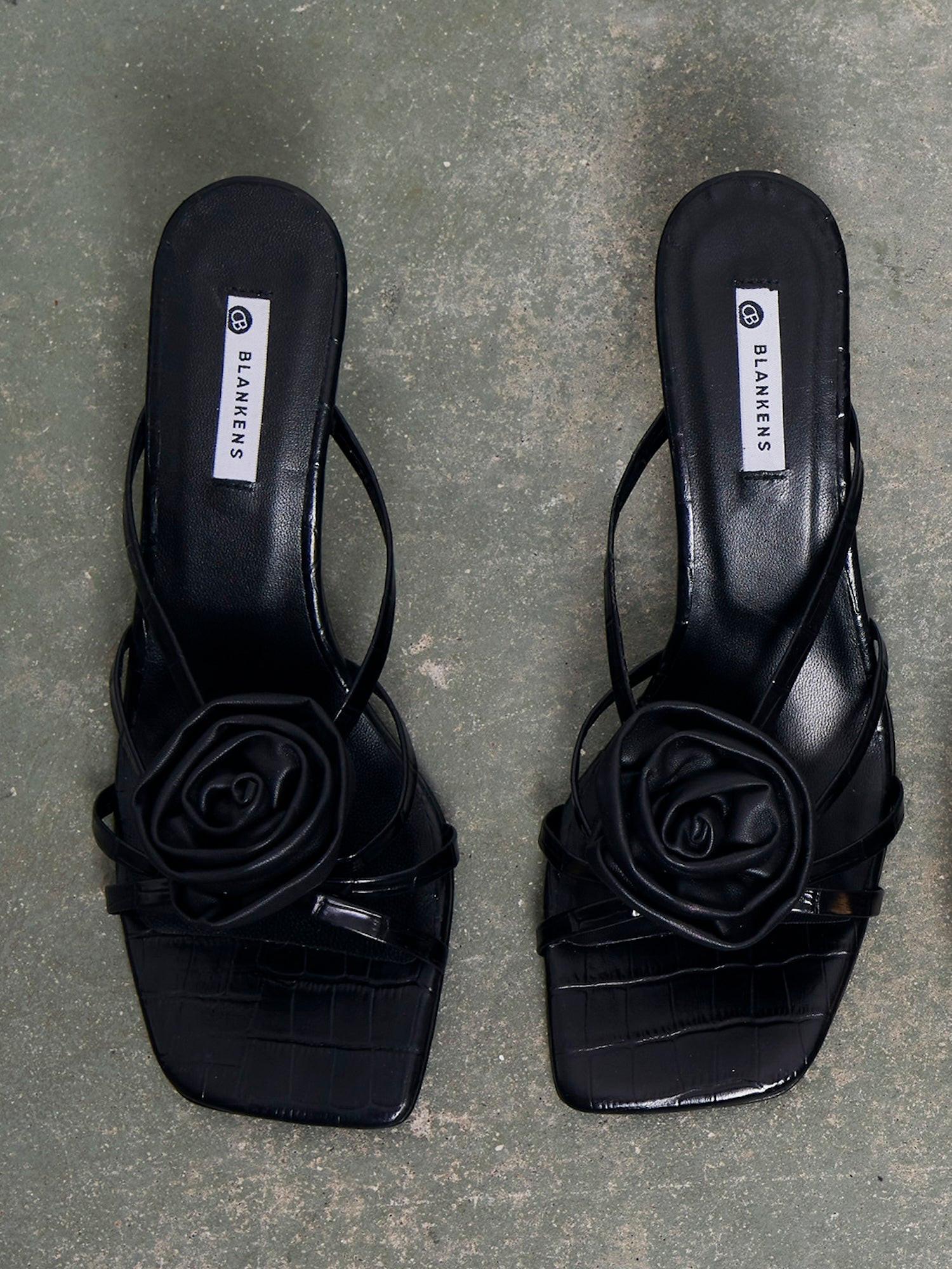 Blankens  Clip On Roses in Black Leather