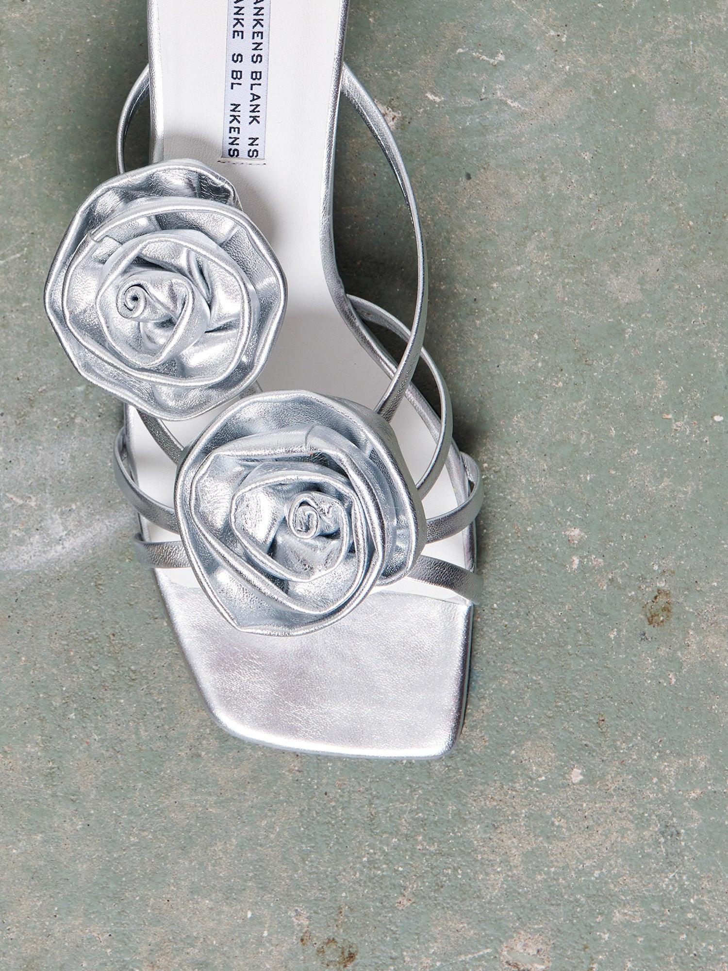 Blankens  Clip On Roses in Silver Leather