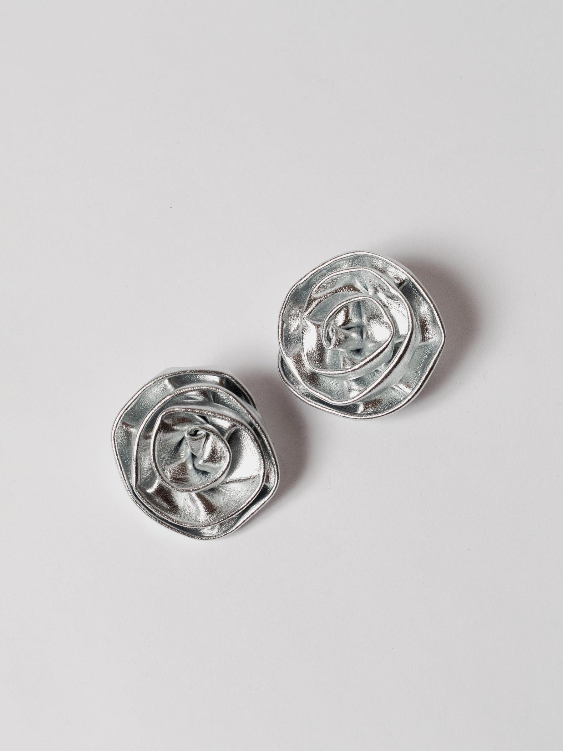 Blankens  Clip On Roses in Silver Leather