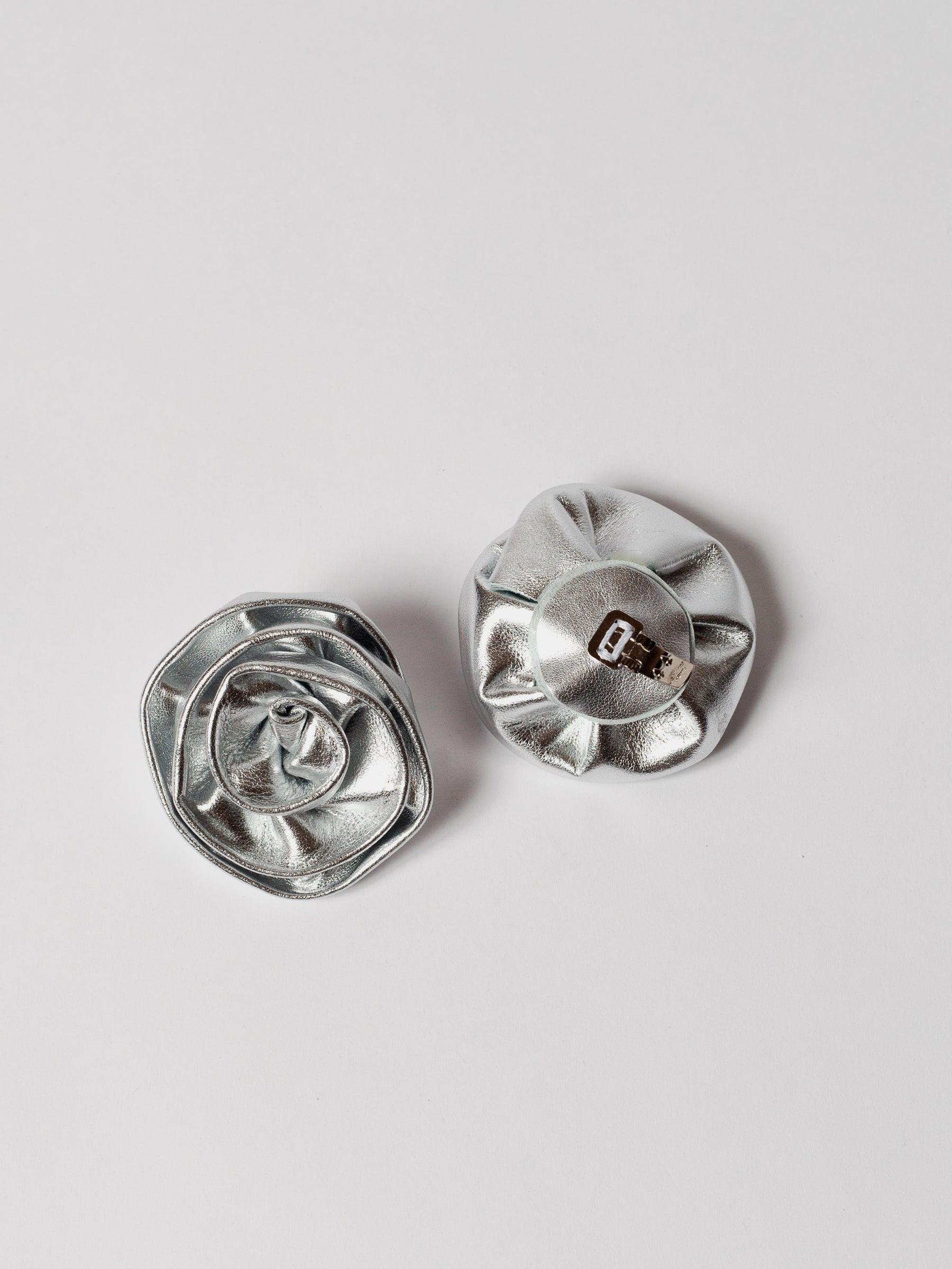 Blankens  Clip On Roses in Silver Leather