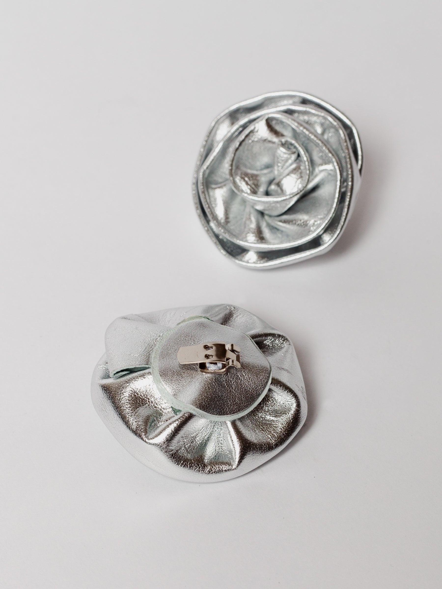 Blankens  Clip On Roses in Silver Leather