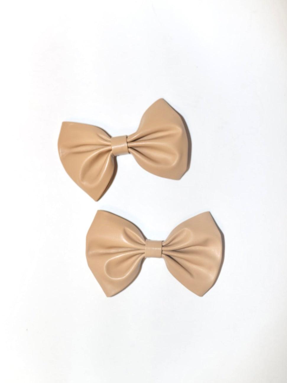 Blankens Clip On Bows in Beige Leather