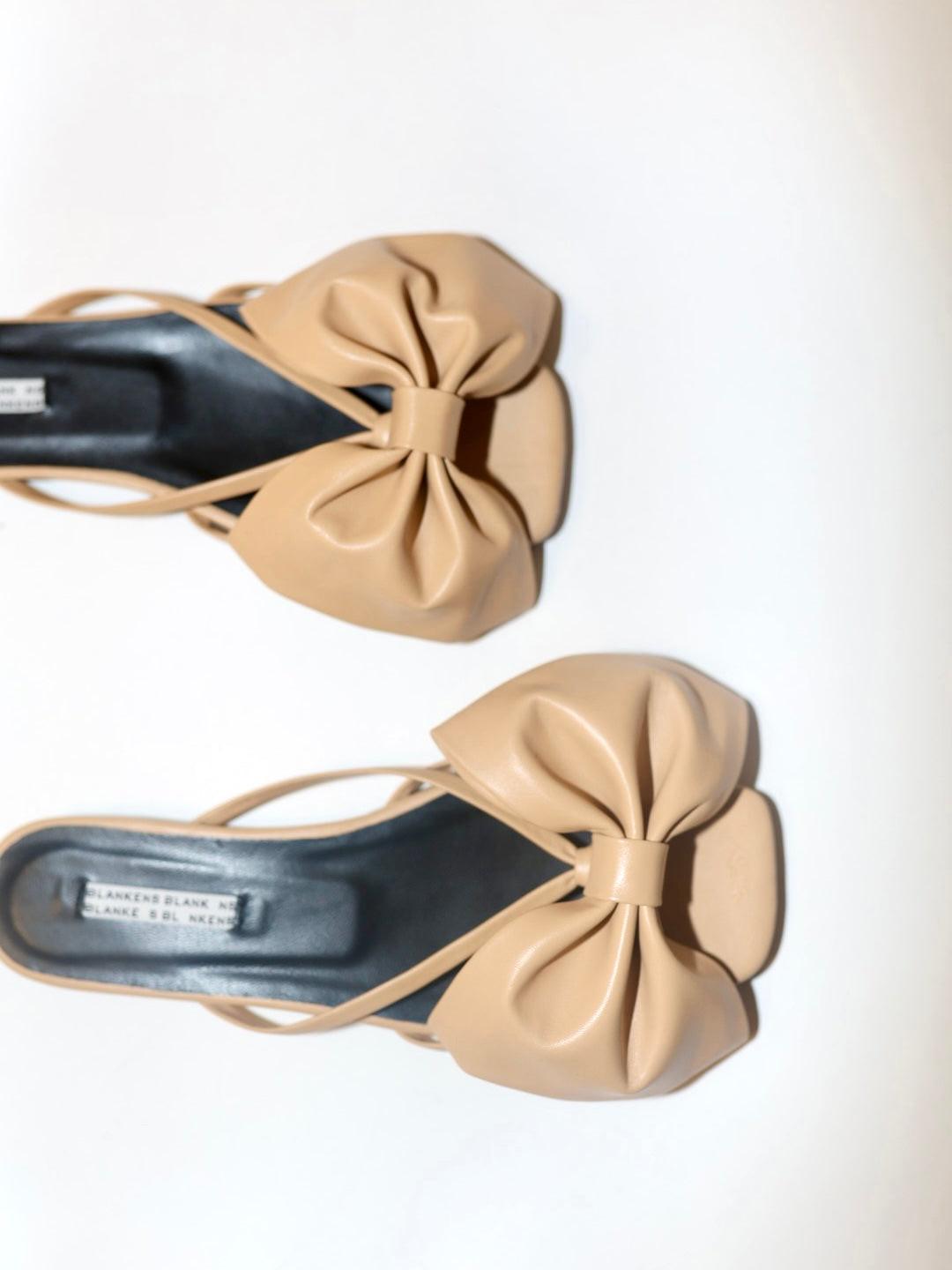 Blankens Clip On Bows in Beige Leather