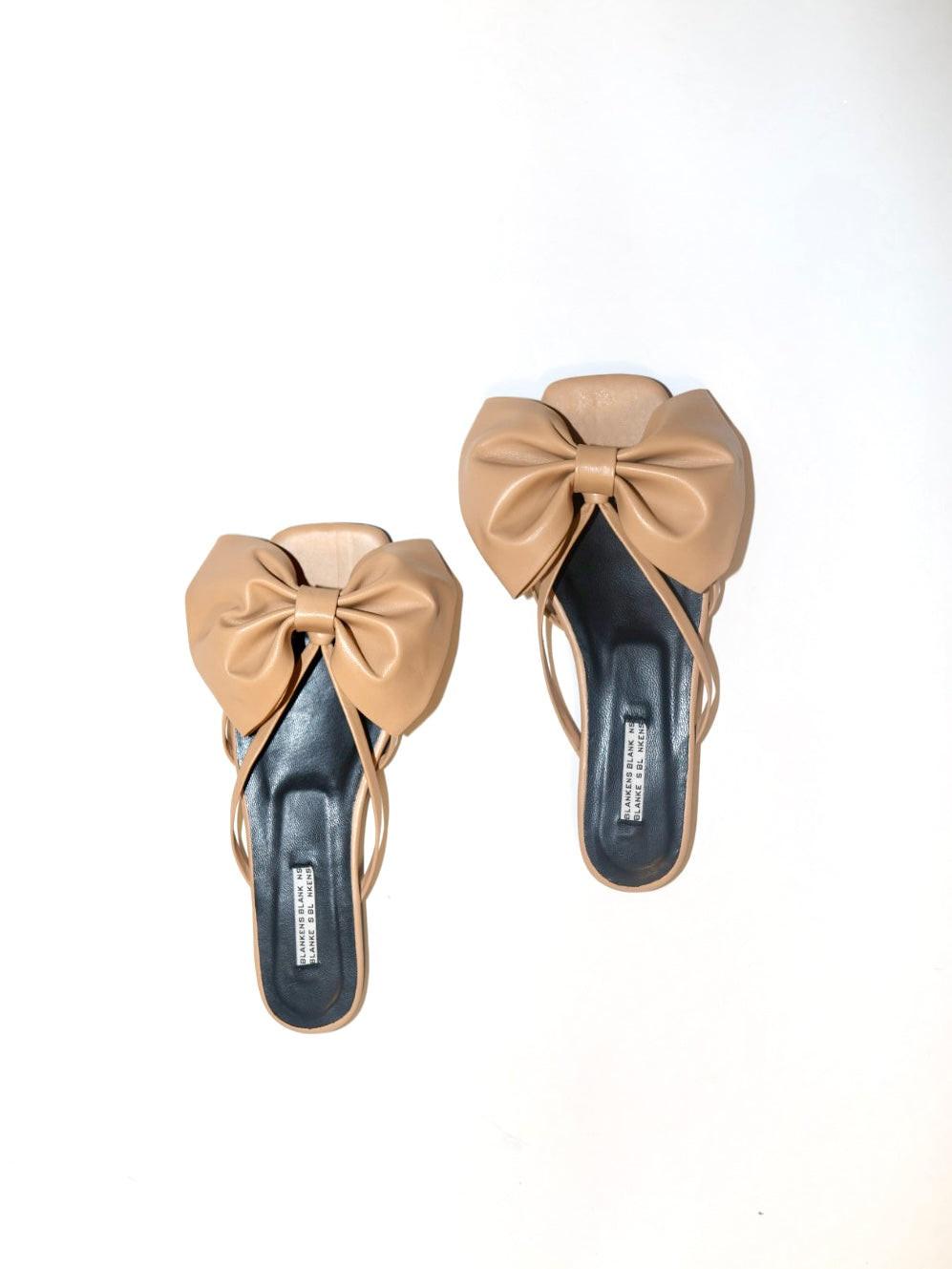 Blankens Clip On Bows in Beige Leather