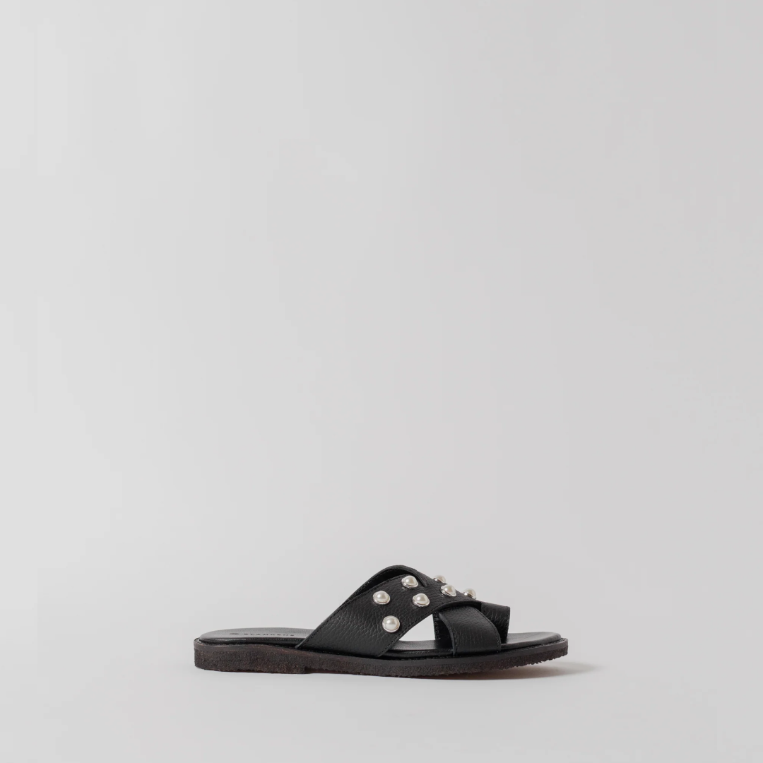 THE METTE BLACK LEATHER WITH PEARLS