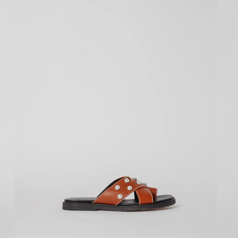 THE METTE BROWN ECO LEATHER WITH PEARLS