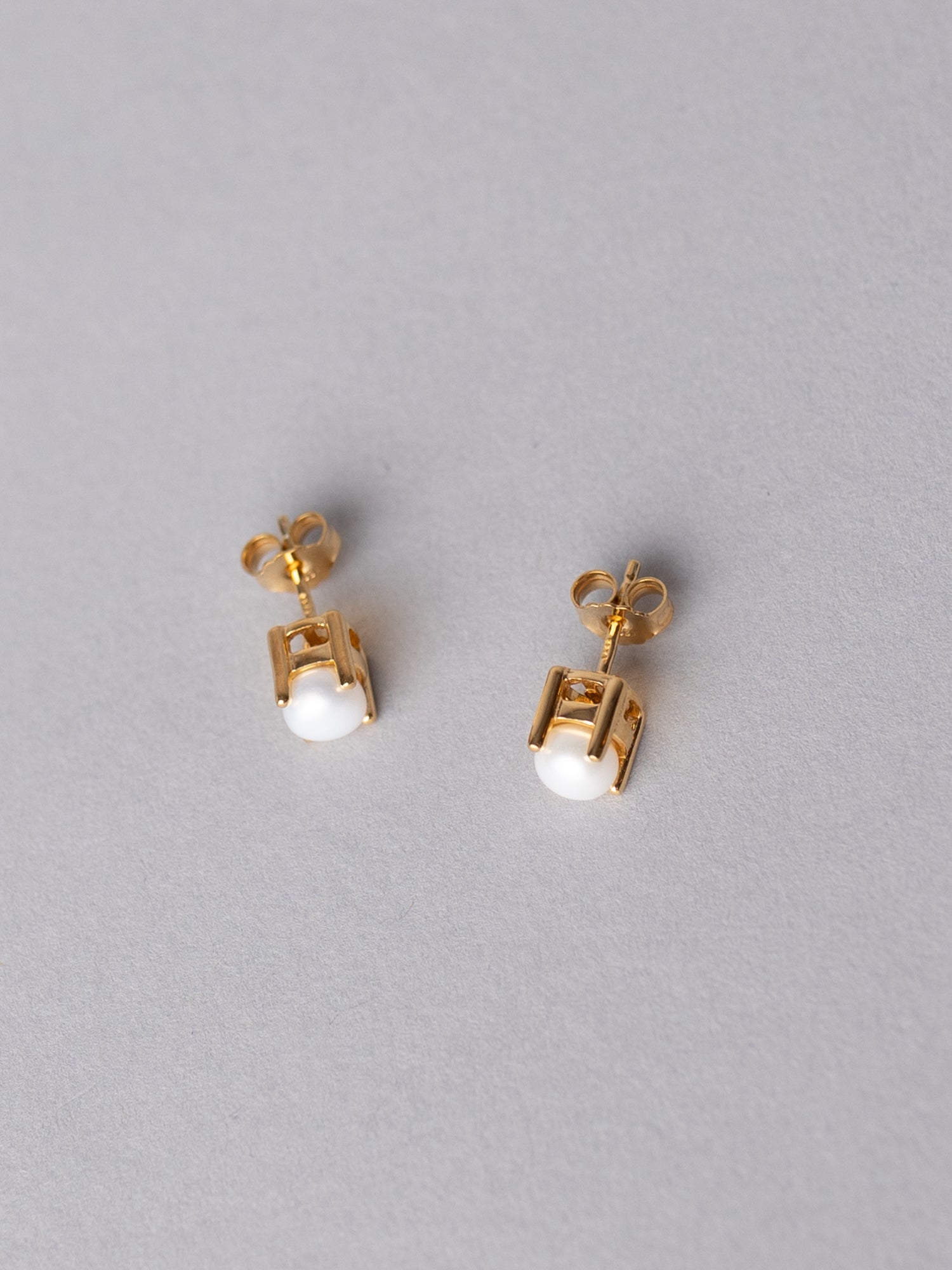 Blankens Poised Pearl Gold Earring
