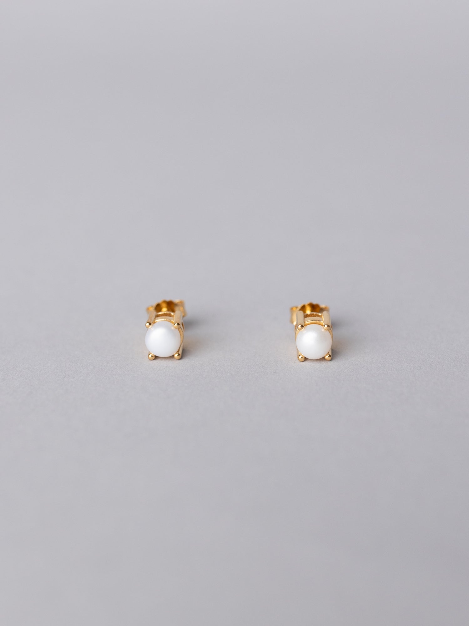 Blankens Poised Pearl Gold Earring