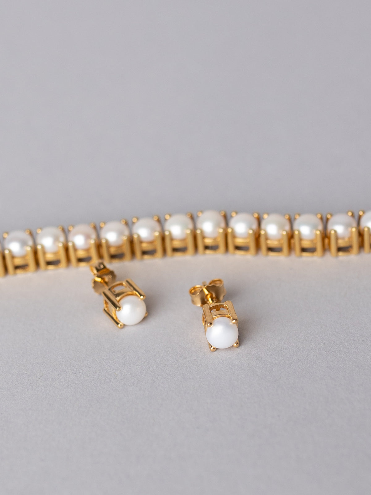 Blankens Poised Pearl Gold Earring