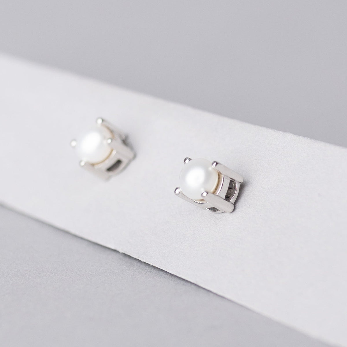Blankens Poised Pearl Silver Earring