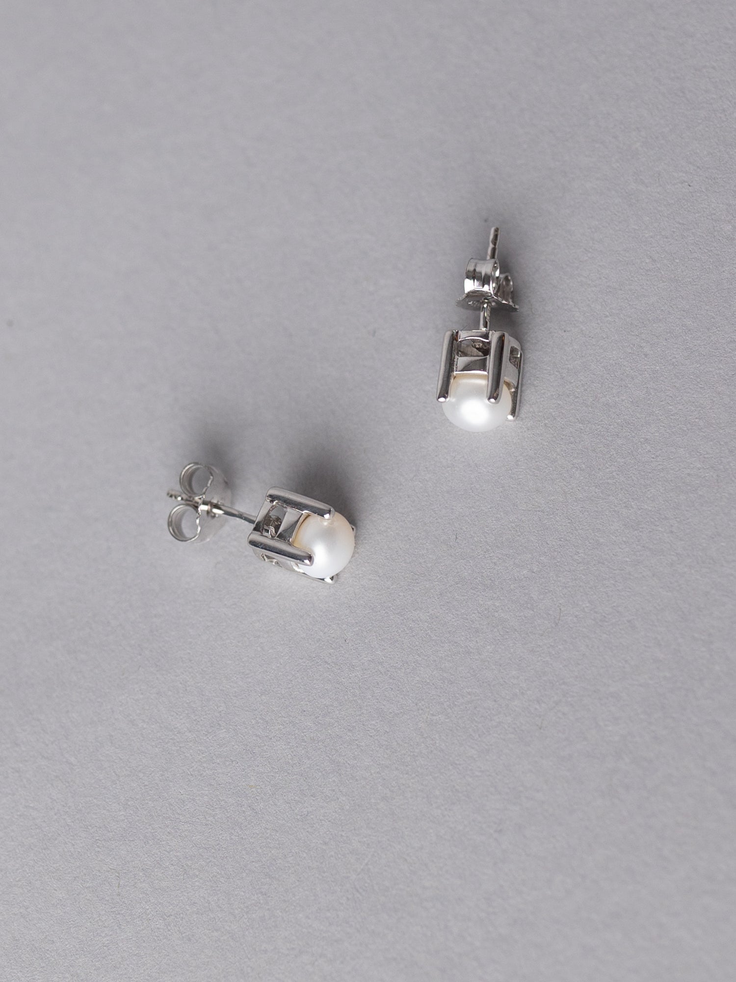 Blankens Poised Pearl Silver Earring