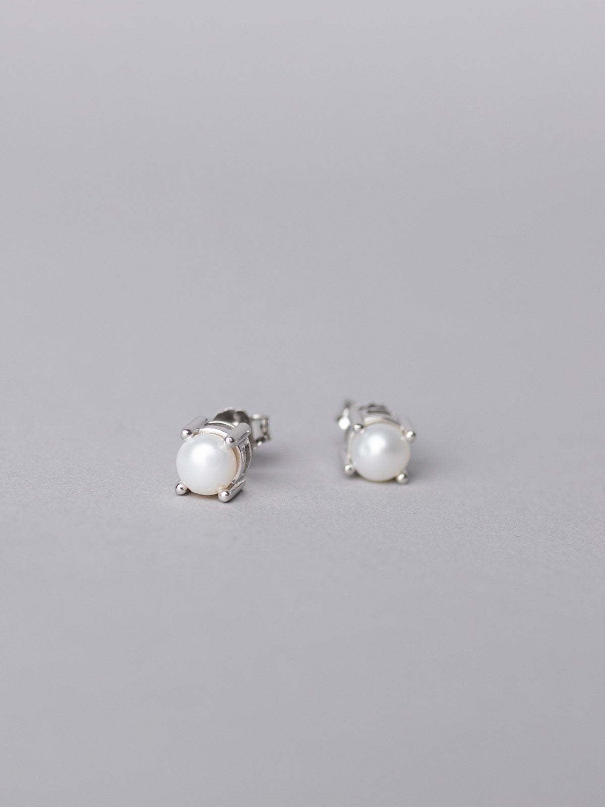 Blankens Poised Pearl Silver Earring
