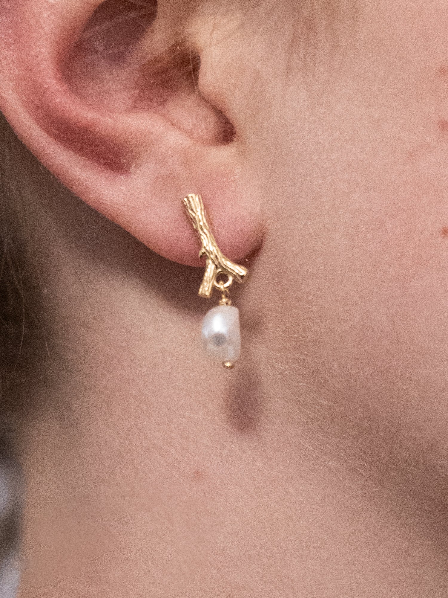 Blankens Stick and Pearl Earring in Gold