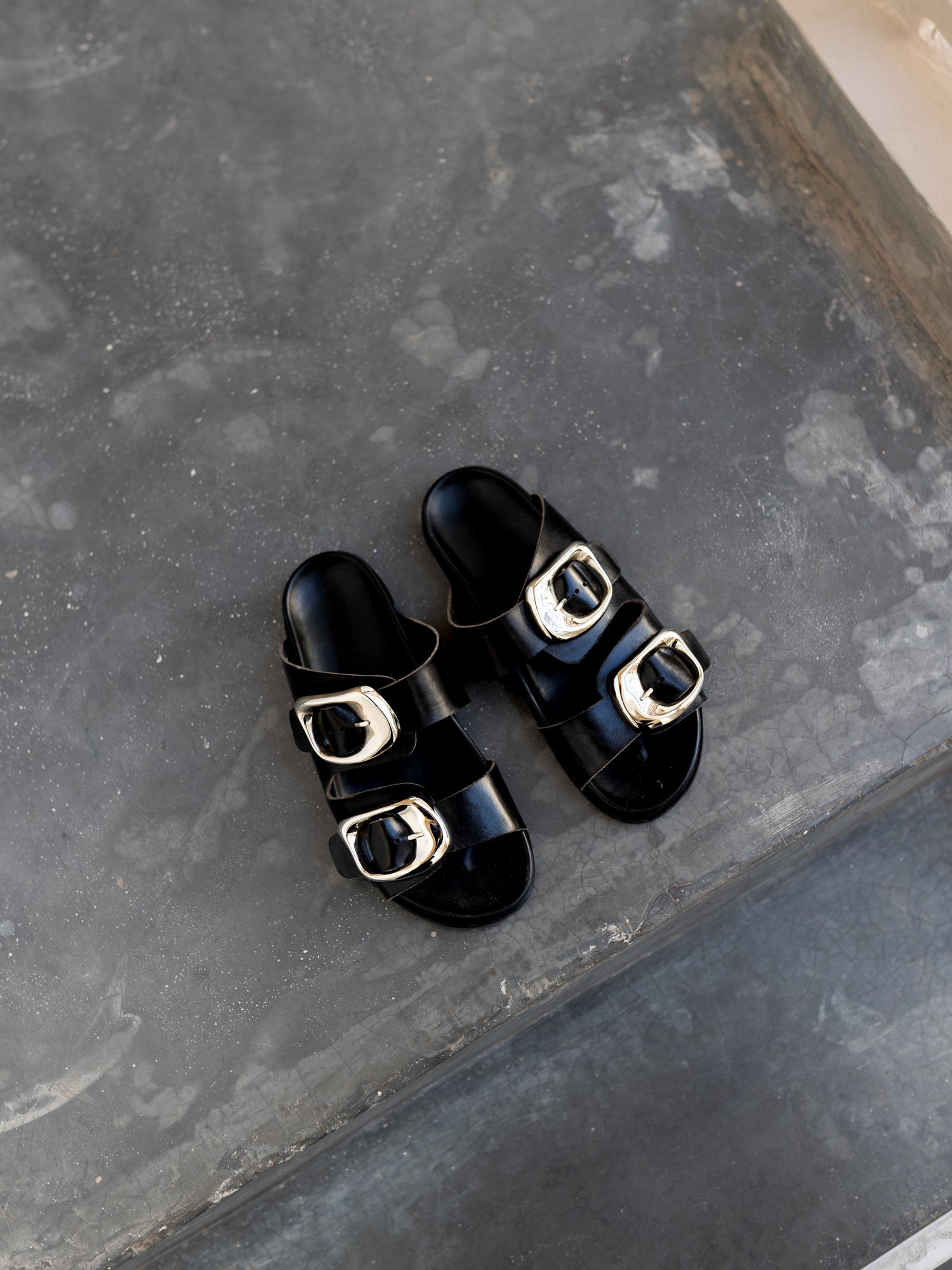 THE PERNILLE BLACK LEATHER SILVER BUCKLE