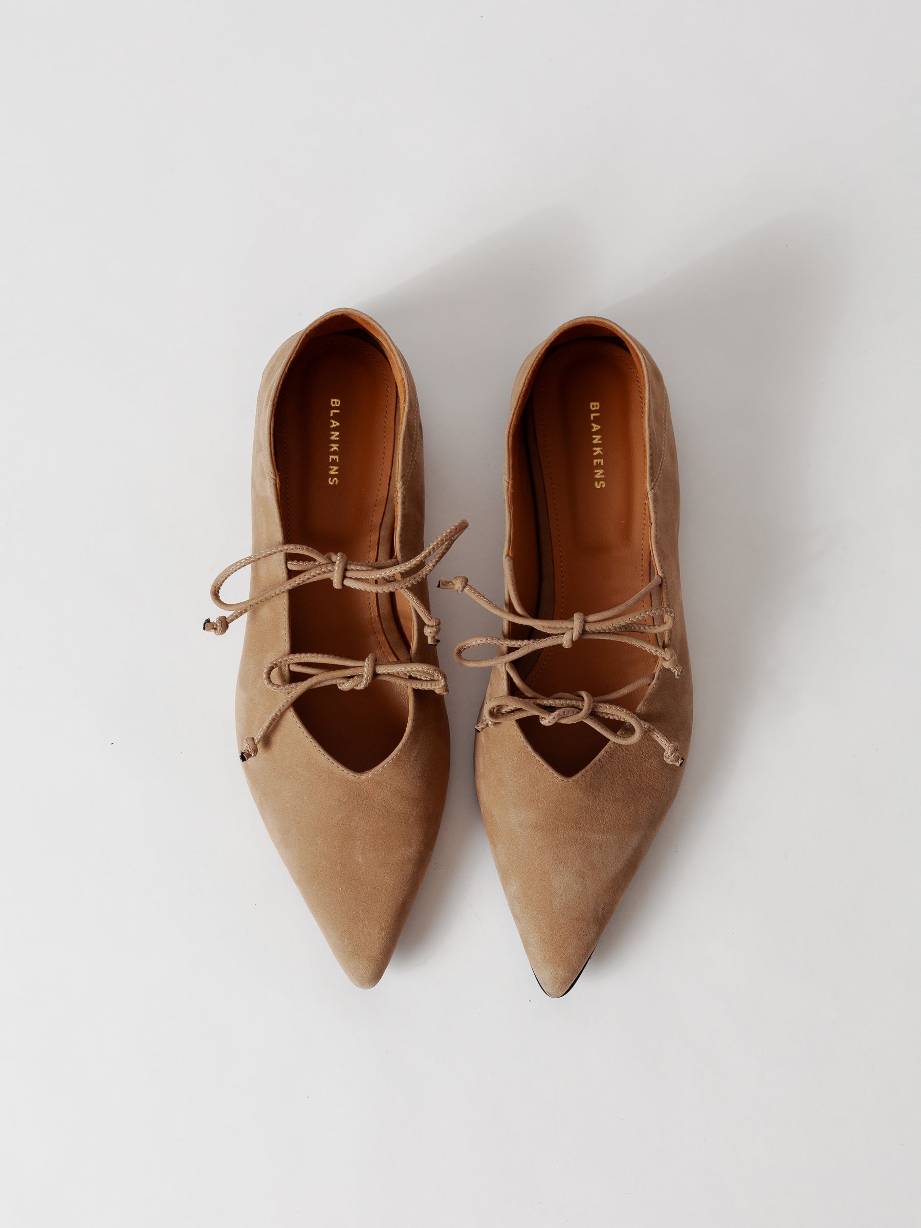 Blankens The Amie - Pair of tan pointed-toe shoes with laces