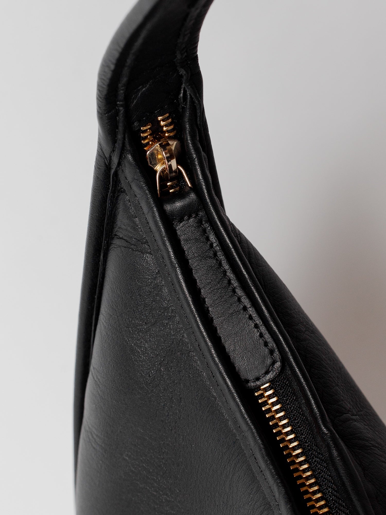 Blankens The Banana Bag in black leather