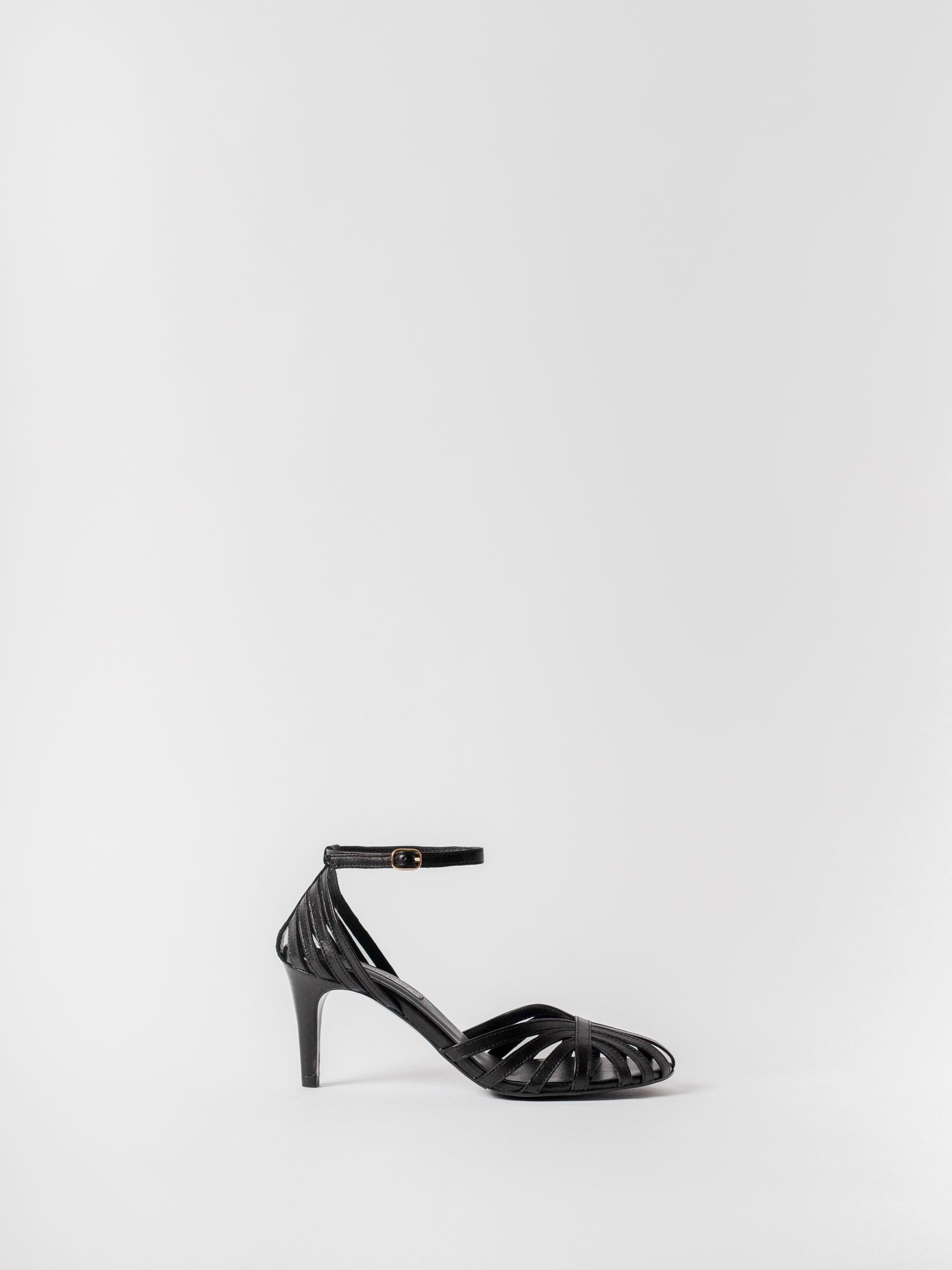 Blankens The Caroline Black