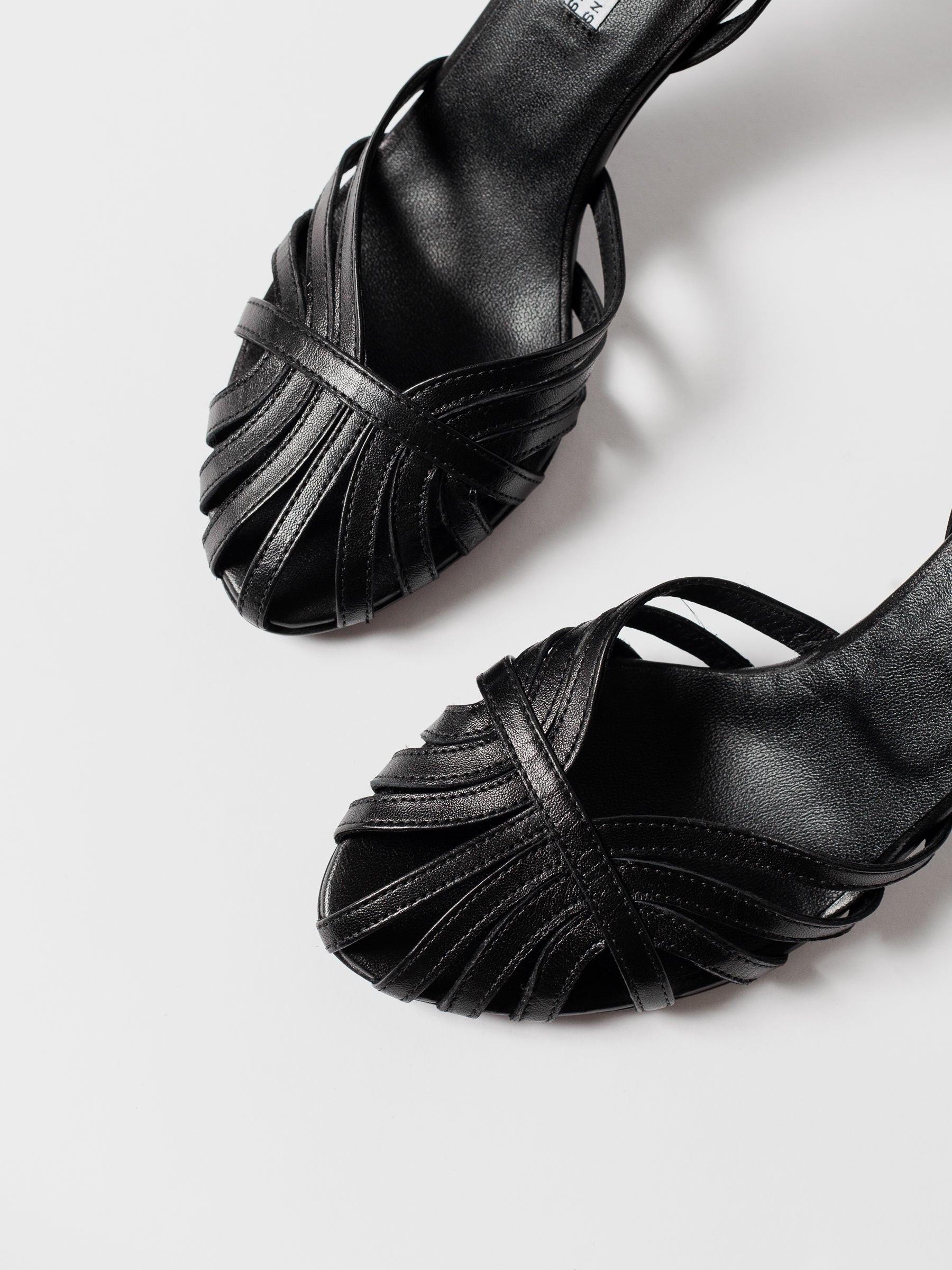 Blankens The Caroline Black