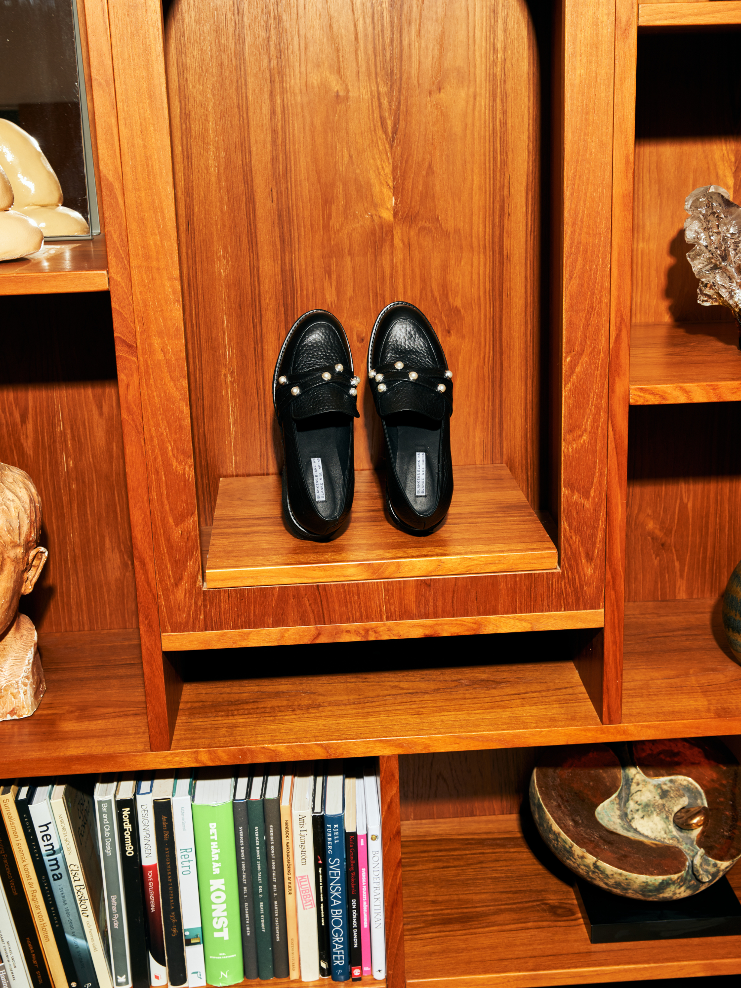 Blankens The Ebba black loafer with pearls