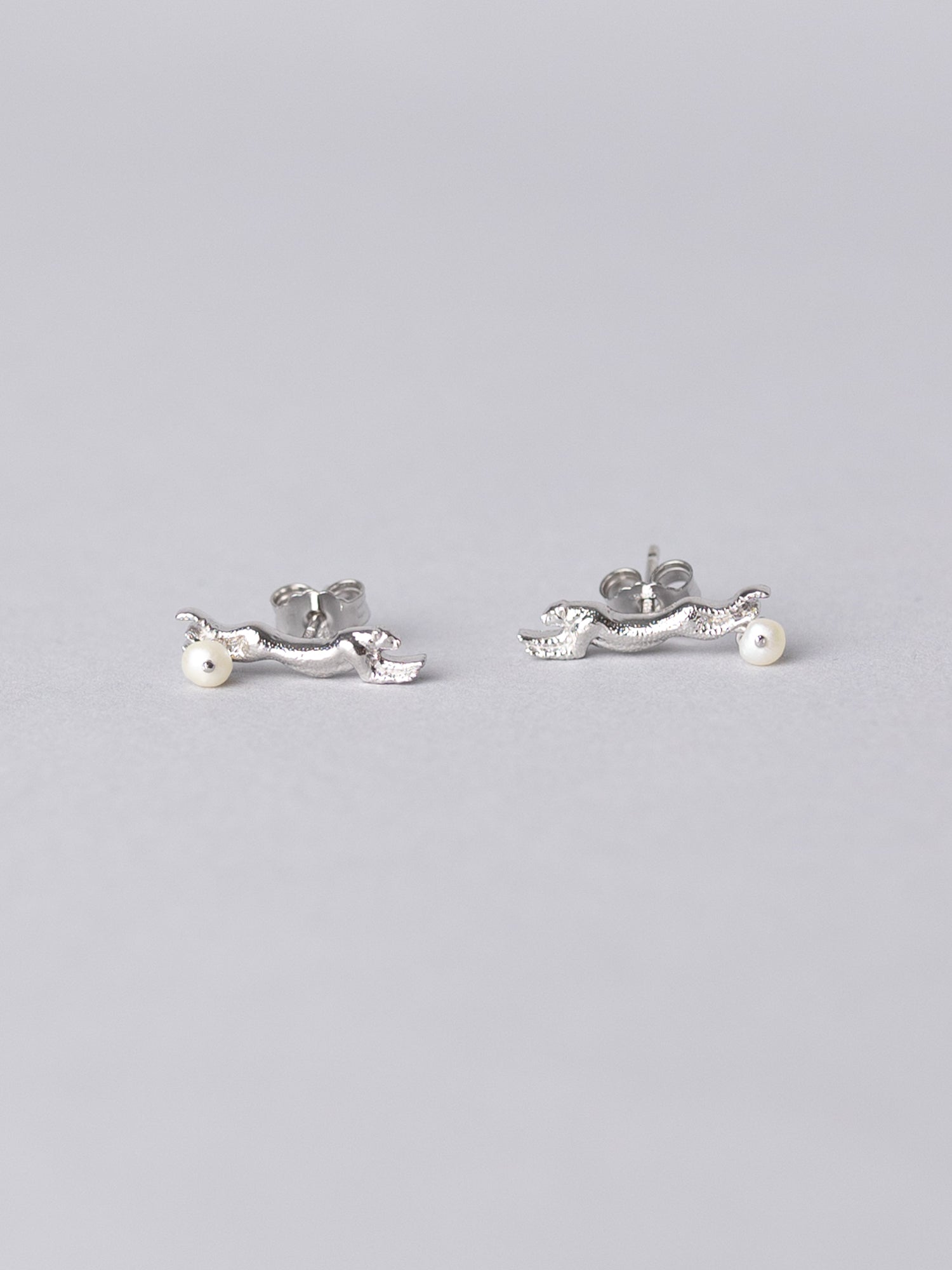 CHEETAH EARRING SILVER AND PEARL