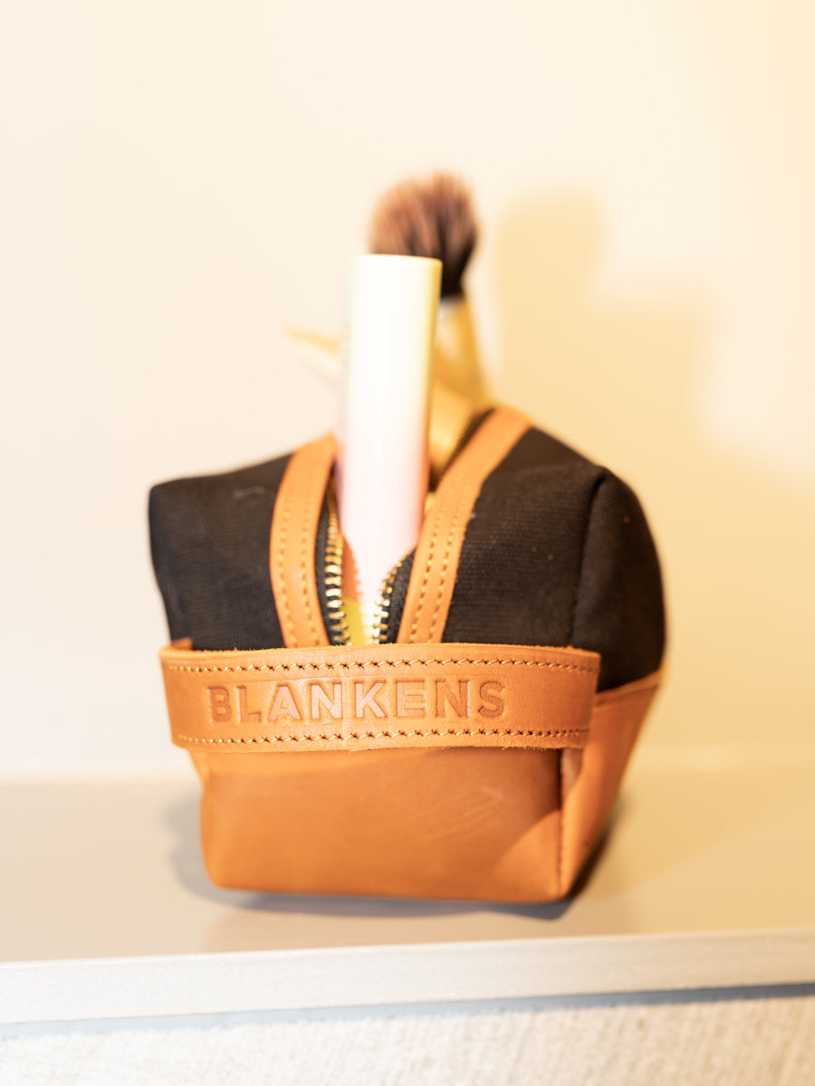 THE DENNIS BEAUTY AND CABLE CASE BLACK