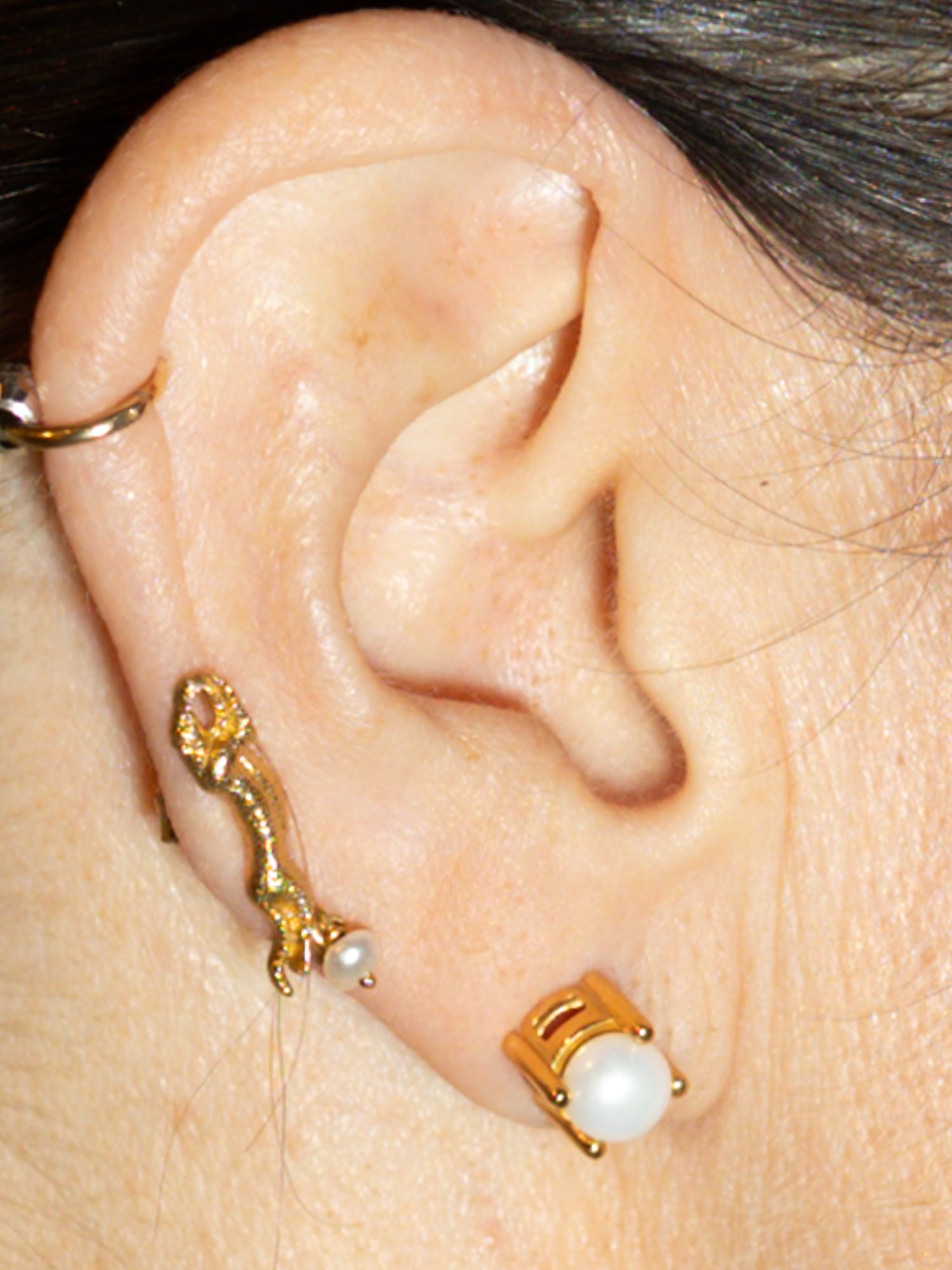 POISED PEARL EARRING GOLD