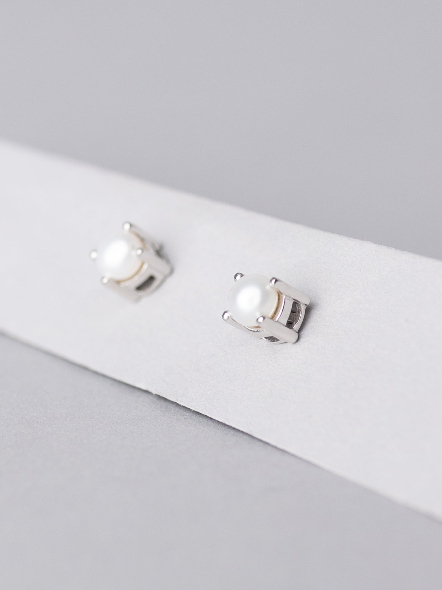 POISED PEARL EARRING SILVER