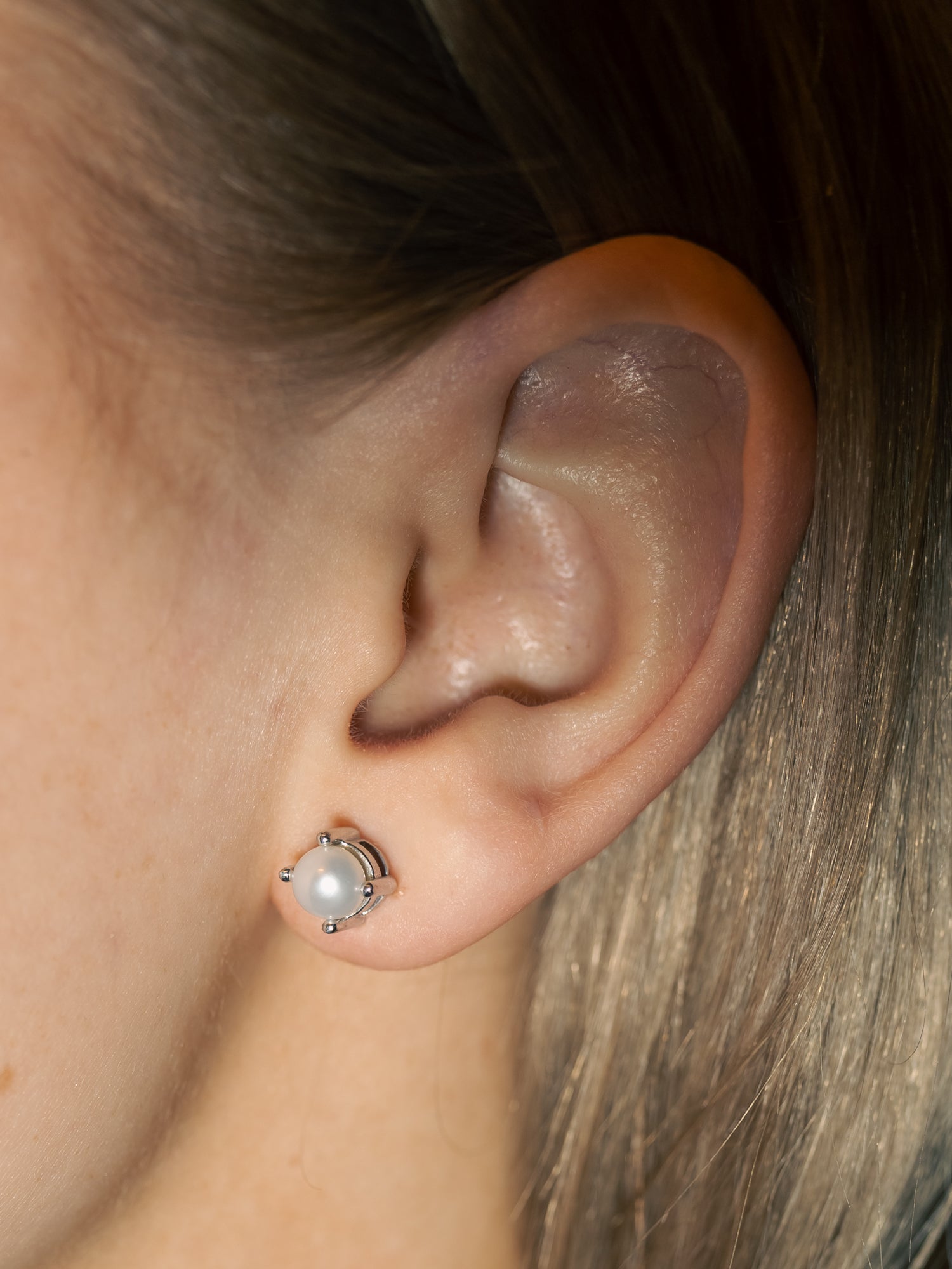 POISED PEARL EARRING SILVER