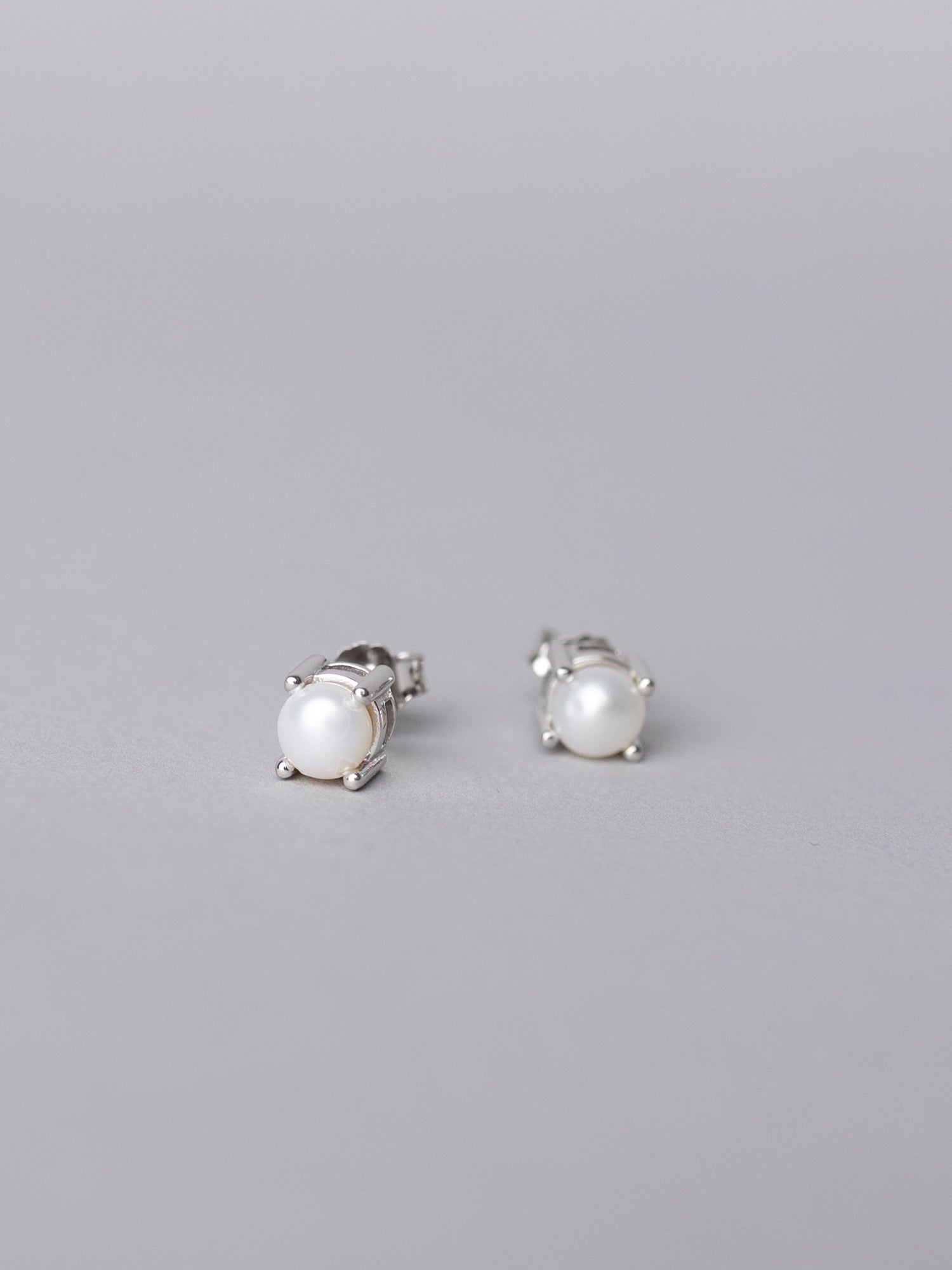 POISED PEARL EARRING SILVER