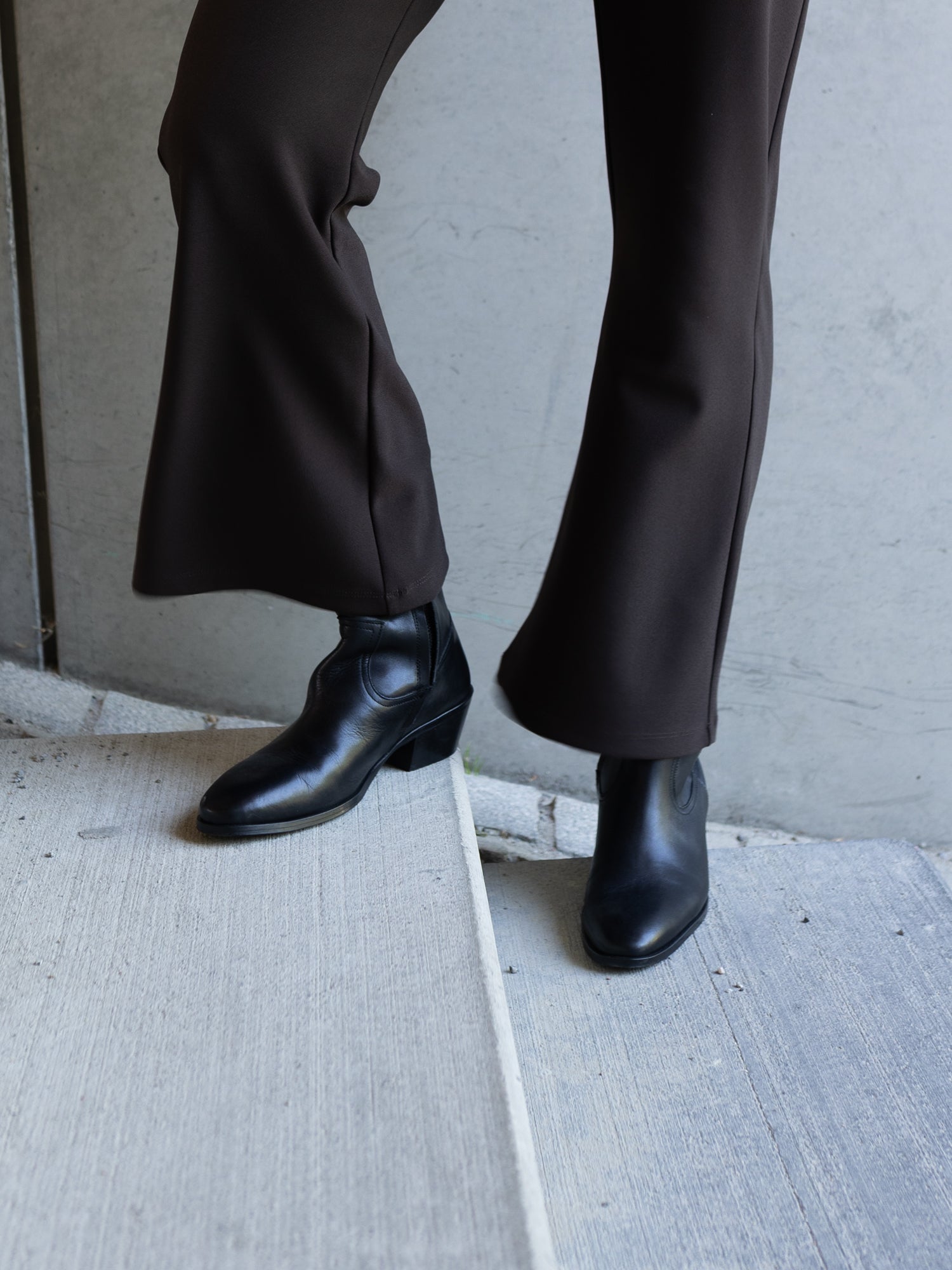 THE ALVA BLACK ZIPPER BOOT