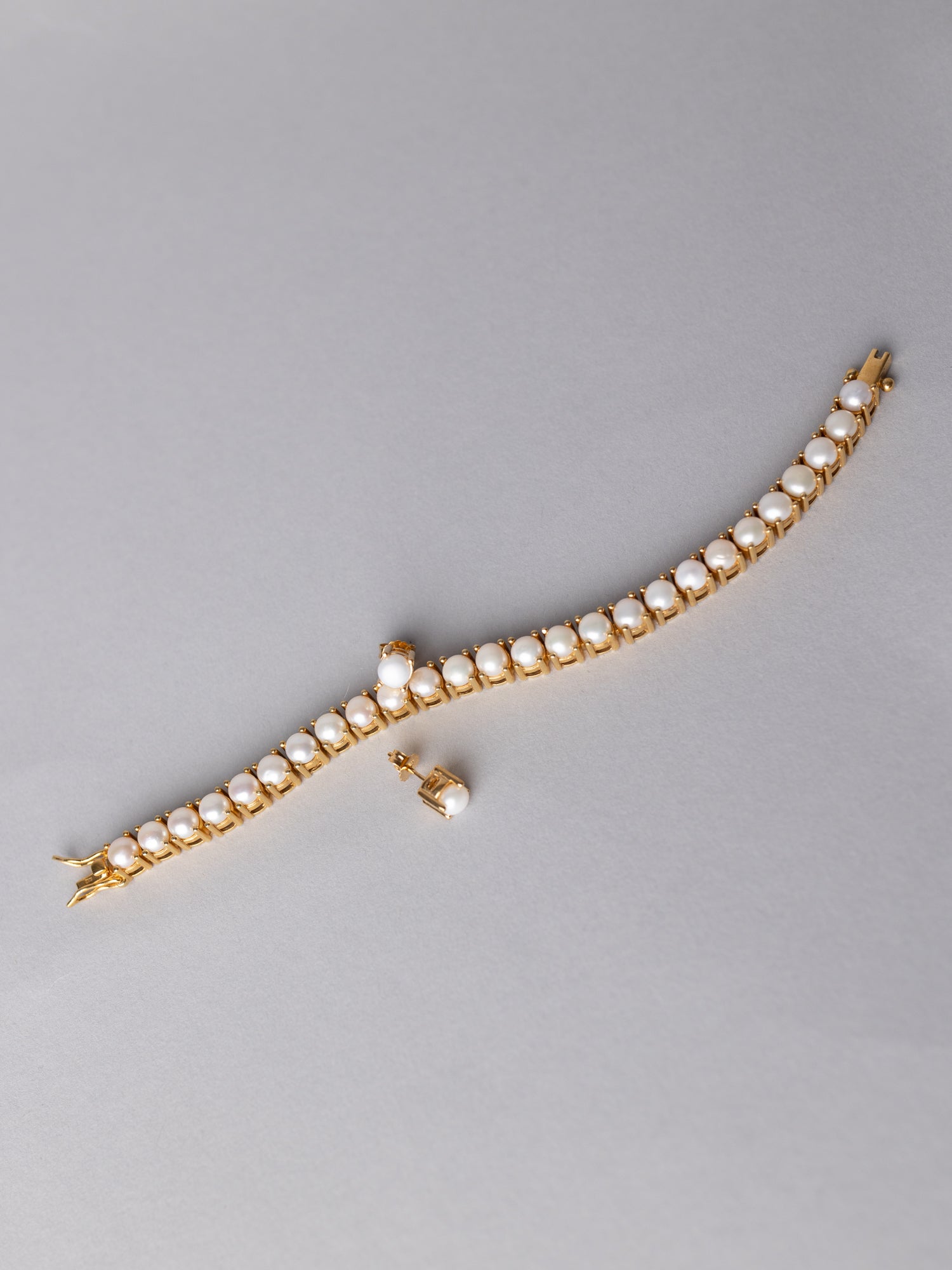 POISED PEARL EARRING GOLD