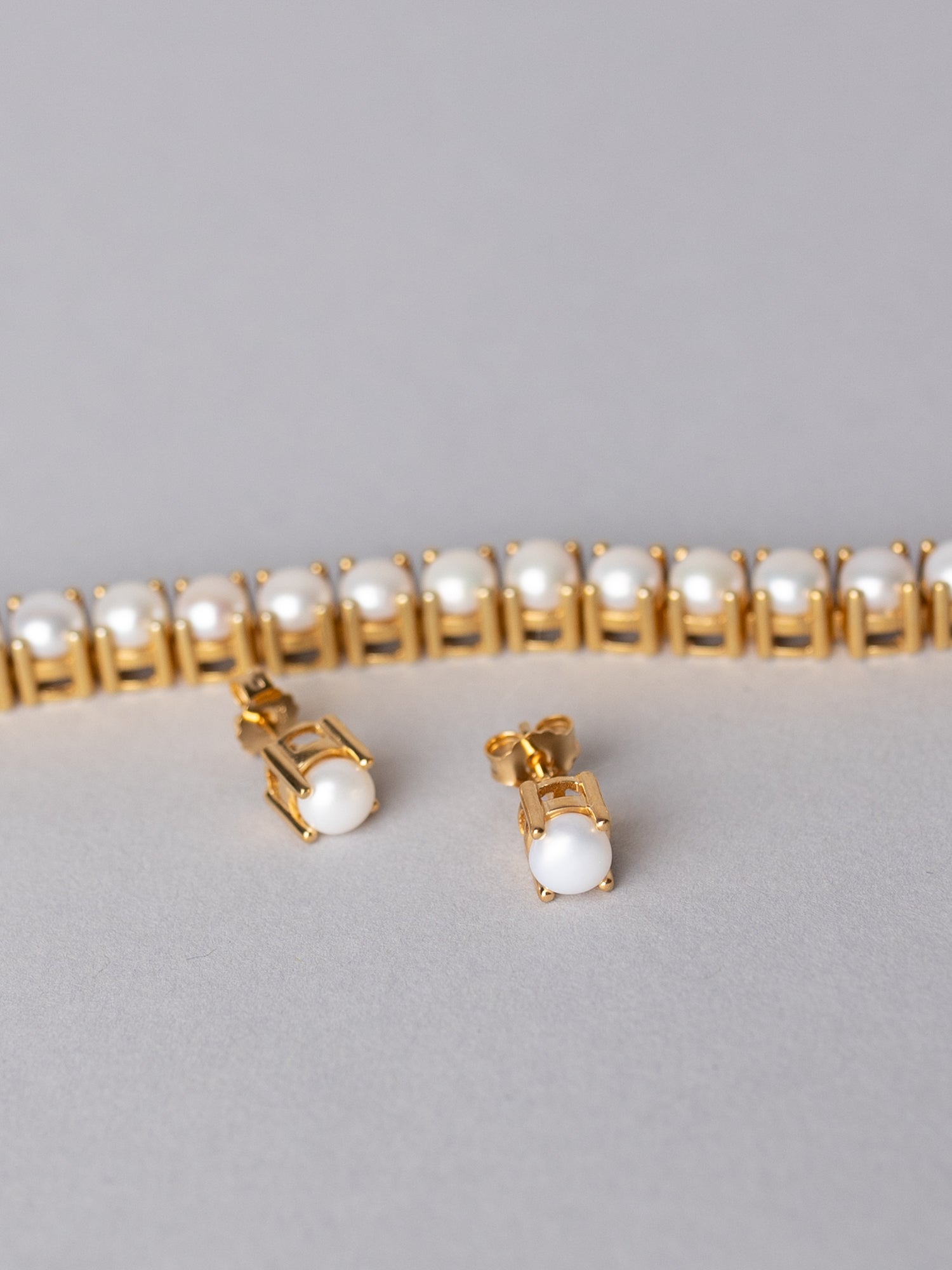 POISED PEARL EARRING GOLD