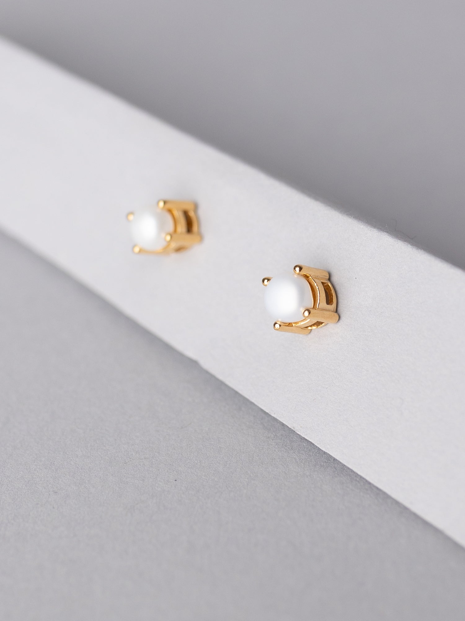 POISED PEARL EARRING GOLD