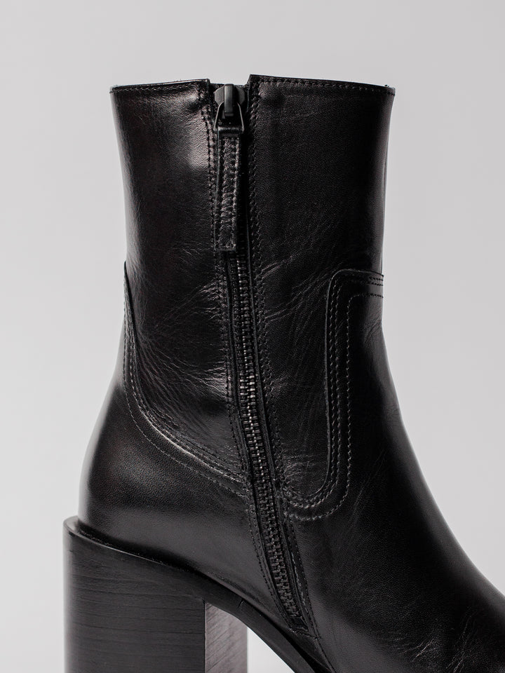 Blankens The Milou black leather boot, chrome-free. Made in Europe. elegant heel, contemporary shape, slightly elevated platform.